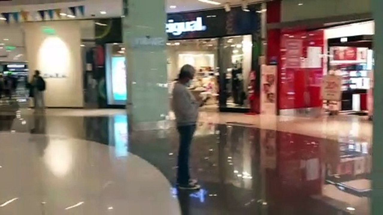 Walking on Mall 0002