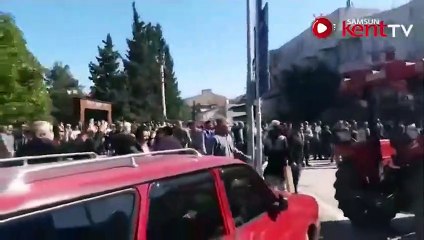 Köylüler AK Partili belediyeyi taşladı!