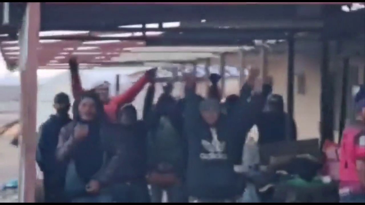 Inmigrantes ilegales cruzan hacia Chile sin ninguna oposición y colapsan Colchane