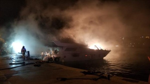 Bebek Sahili'nde dün yanan tekne gece çıkan ikinci yangında battı