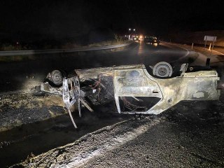 Takla atan otomobil yanarak küle döndü