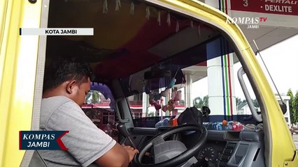 Demi Solar Sopir Truk Menginap di SPBU