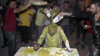 Yumurta, un, yağ ve sirkeli suya bulanan damat isyan etti: Tam 3 kere yıkanmak zorunda kaldım