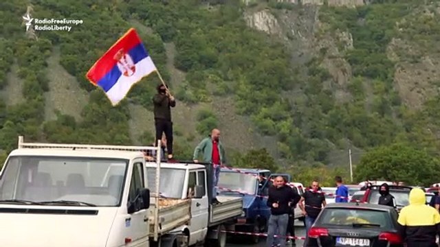 Sérvios do Kosovo protestam junto à fronteira