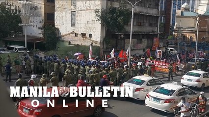 下载视频: MPD anti-riot police officers block a militant group at Sta. Cruz bridge