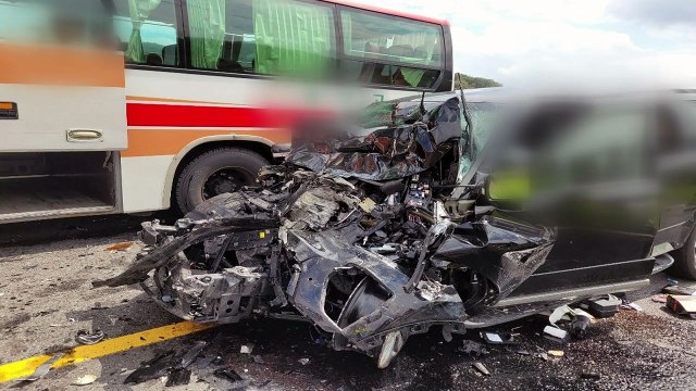 전남 화순 도로에서 중앙선 침범 사고...2명 중상 / YTN