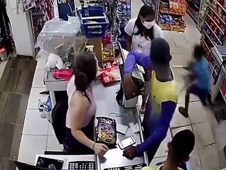 Un enfant protège son chien d'une attaque dans un magasin !