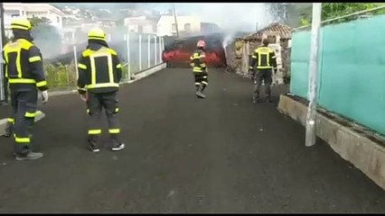Una lengua de lava sigue avanzando entre viviendas de La Palma