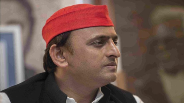 Akhilesh Yadav pays last respects to Narendra Giri