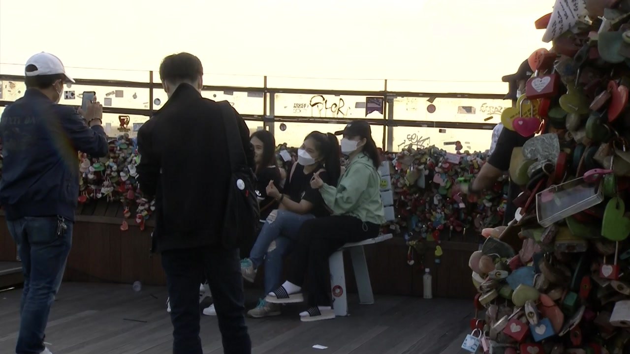 [날씨] 보름달 구름 사이로...남산 달맞이 객 '북적' / YTN