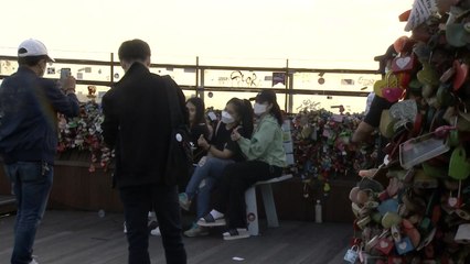 [날씨] 보름달 구름 사이로...남산 달맞이 객 '북적' / YTN