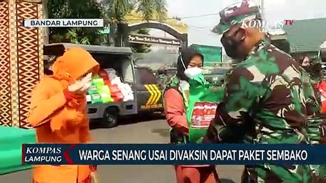 Warga Senang Usai Divaksin Dapat Paket Sembako