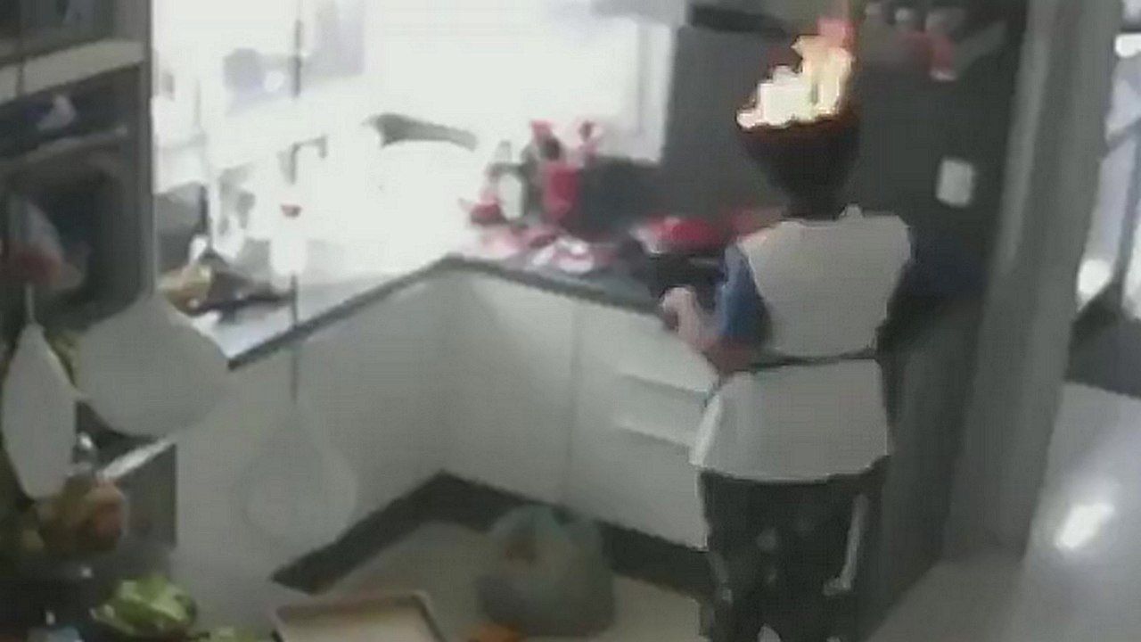 Une femme sent une odeur de brûlé