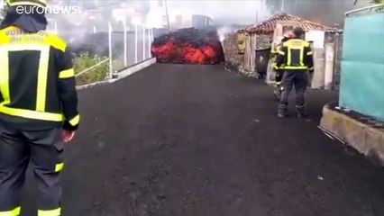 شاهد: استمرار عمليات الإجلاء في جزيرة لا بالما والحمم تدمر مئات البيوت