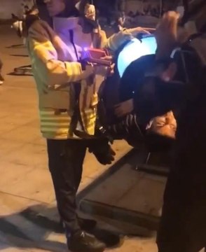 Fotoğraf çektirmek için girdiği tarihi topun içinde mahsur kaldı