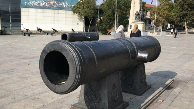 Fotoğraf çektirmek için girdiği tarihi topun içinde mahsur kaldı