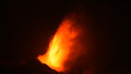El río de lava arrasa 166 casas en la isla de La Palma de camino hacia el mar