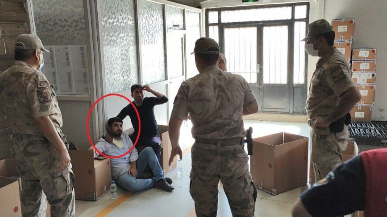 İşten çıkarılan işçiler güvenlik görevlisini bıçak ve satırla rehin aldı