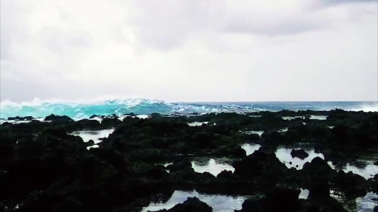 Spectacle toujours aussi saisissant des vagues qui se fracassent sur les rochers