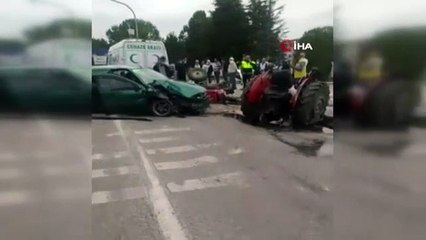 Zincirleme kazada traktör ikiye bölündü! Yaralılar var