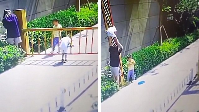 En jouant cet enfant se retrouve pendu la tête coincée dans une barrière