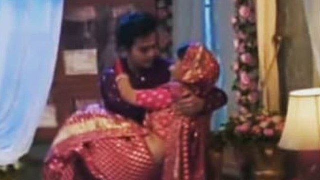 Barrister Babu Spoiler: Bondita को Anirudh ने गोद में उठाकर तोड़ दिया सपना| FilmiBeat