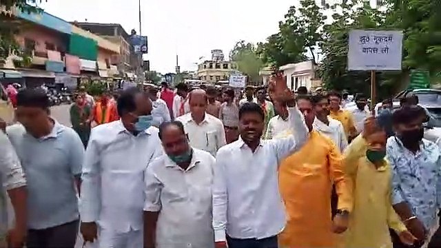 लाठीचार्ज मामले में भाजपा ने कलेक्ट्रेट पर किया प्रदर्शन, अभिभाषक संघ ने दी चेतावनी