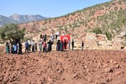 PKK'nın katlettiği yakınlarını saldırının gerçekleştiği eve Türk Bayrağı asarak andılar