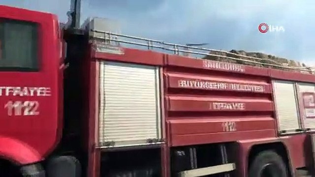 Saman yüklü kamyon seyir halindeyken alev alarak yandı