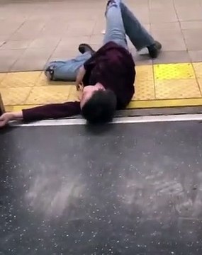 Un homme bloque les portes du métro mais ça ne fait pas du tout rire un passager !