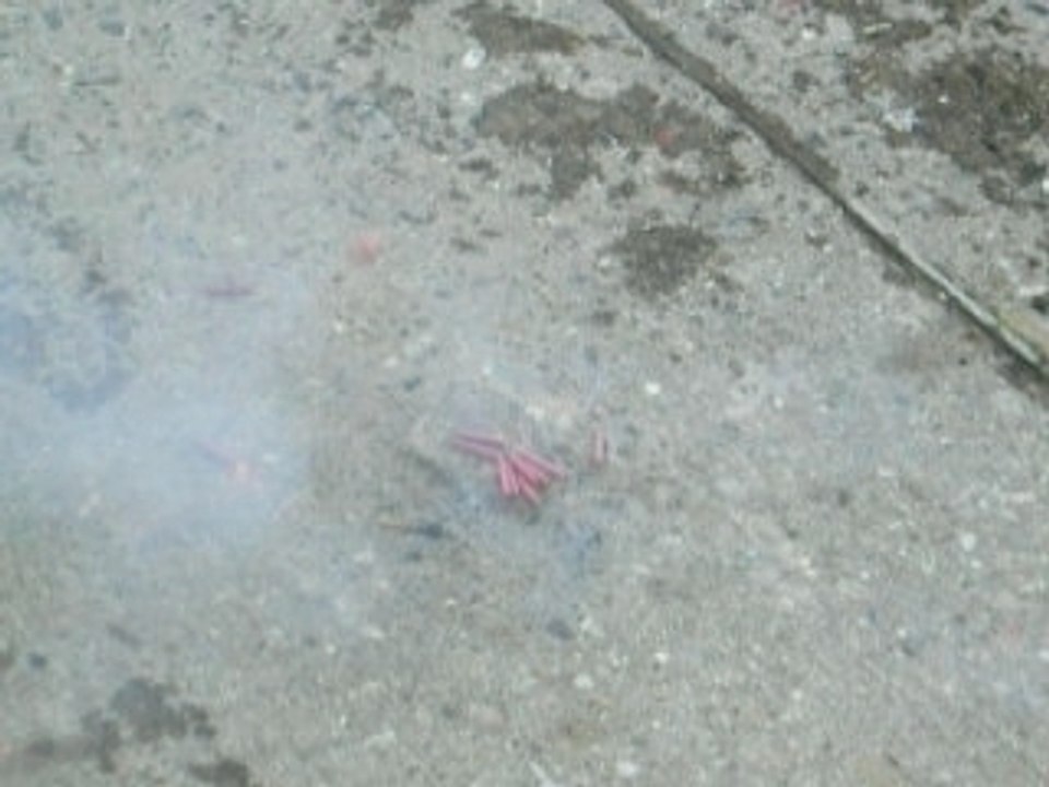 grosse explosion de petards chinnois