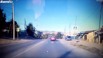 Un homme court après son camion... sale journée pour lui