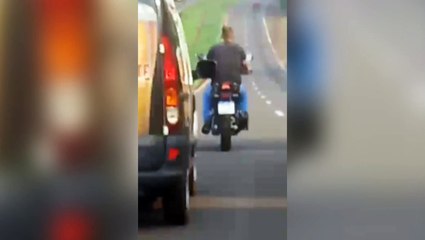 Motociclista é flagrado indo de Cascavel a Toledo sem capacete