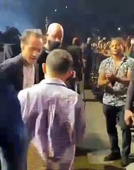 Viral el gesto de Marc Anthony al bajar de tarima para abrazar a un no vidente