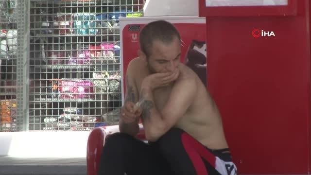 Akaryakıt istasyonunda bıçakla ve çakmaklı korkutan eylem... Polisin yerinde müdahalesi şahıs etkisiz hale getirildi