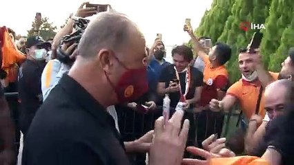 Fatih Terim’in elini öpen taraftar: Hocam sakın takımı bırakmayın