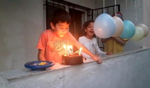 Karantinadaki minik Abdullah'a balkonda doğum günü sürprizi