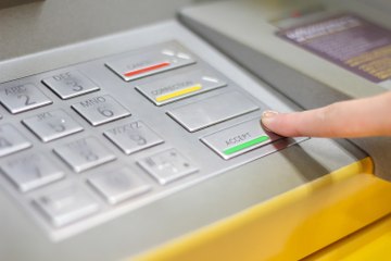 Cancelan cuenta bancaria de AMLO