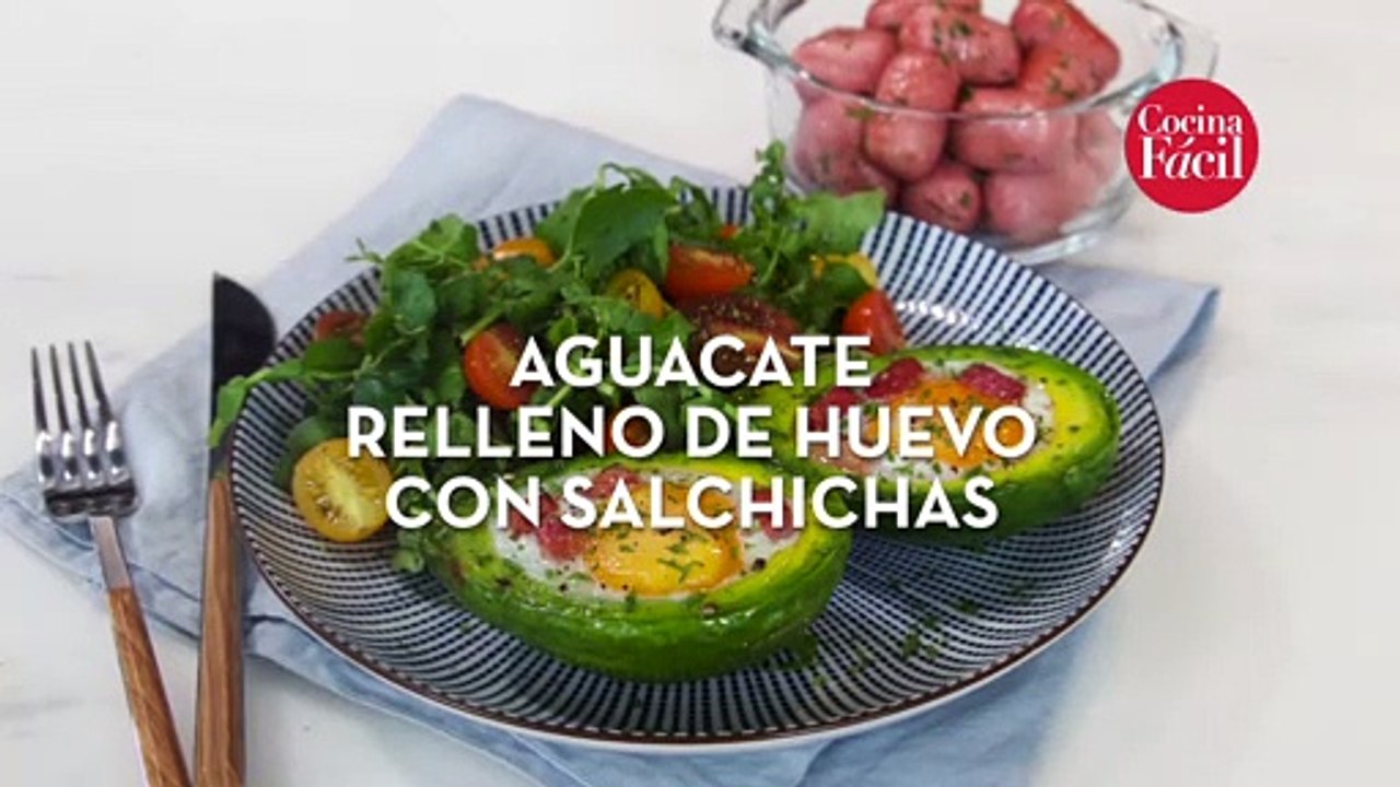 Aguacate relleno de huevo con salchicha