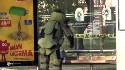 Otobüs durağında herkesi tedirgin eden poşetin içerisinden sızma zeytinyağı çıktı