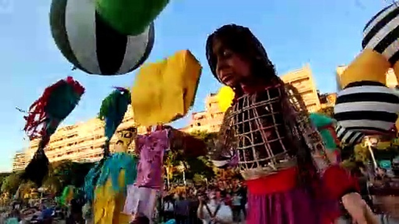 La poupée Amal, déambule dans Toulon
