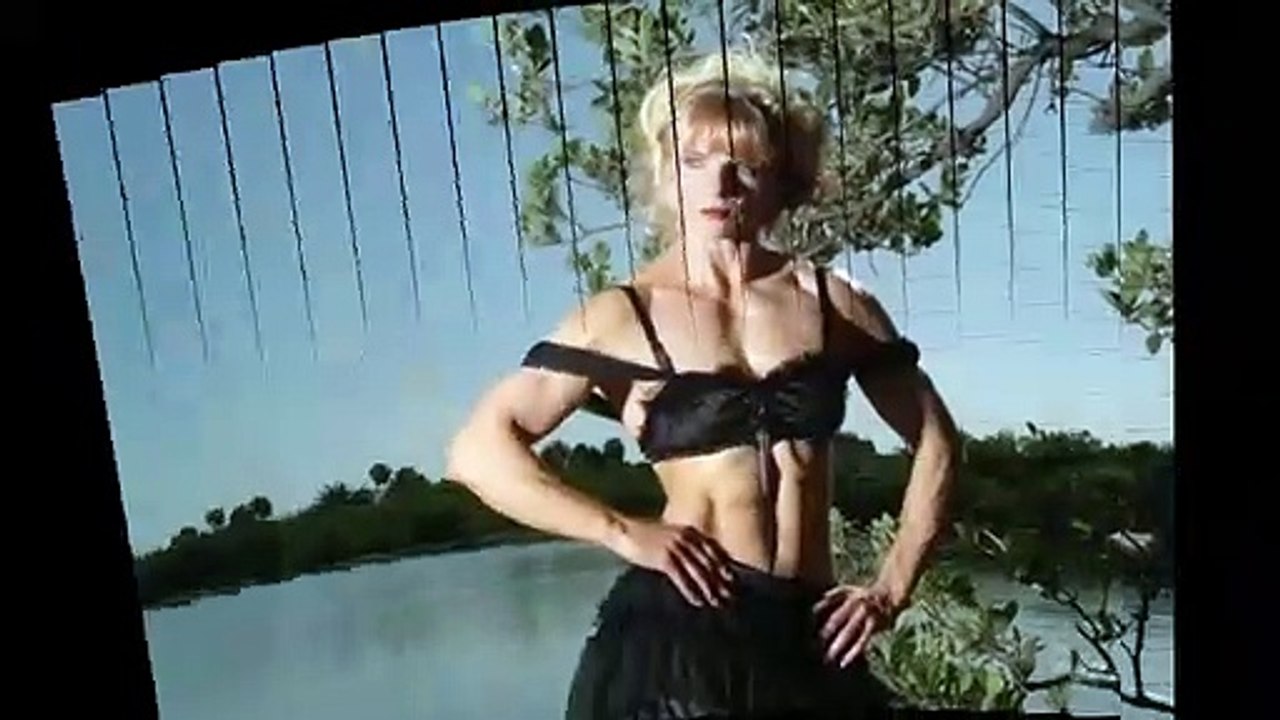 FEMALE BODYBUILDER : AURELIA