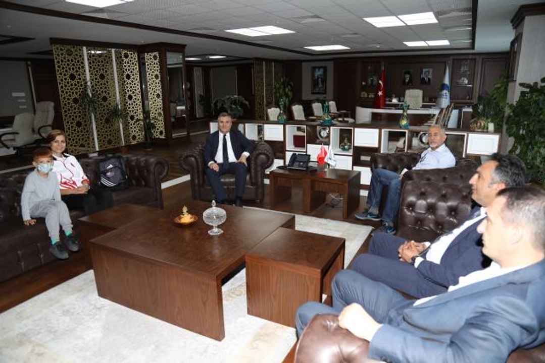Eski milli atlet Süreyya Ayhan'dan Başkan Demirbaş'a ziyaret