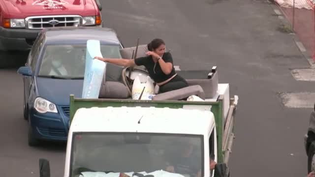 Los vecinos de La Palma intentan sacar algunas pertenencias mientras el volcán sigue arrojando magma