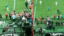 Beşiktaş - Adana Demirspor maçı sonrası saha savaş alanına döndü