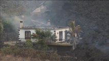 La lava se come las casas de Todoque una a una en su camino hacia el mar