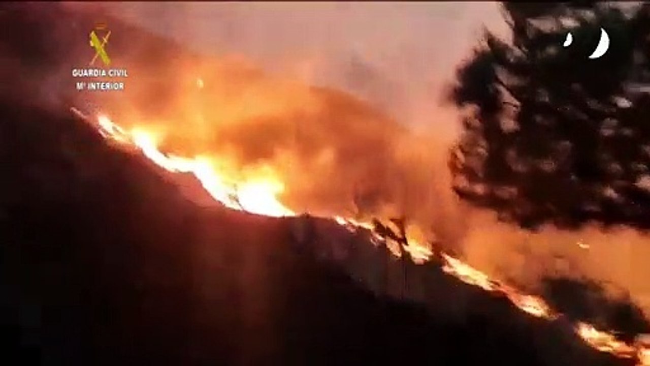 Lava desce a caminho do mar