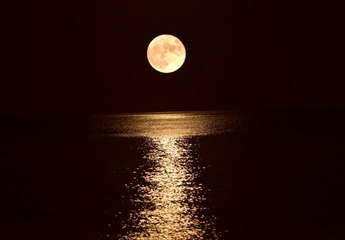 Ahlat'taki dolunay ve yakamoz hayran bıraktı