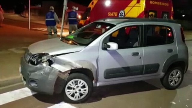 Palio e Uno batem em cruzamento no Bairro Floresta