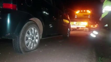 Meriva tem dois pneus furados ao atingir tijolo de concreto na BR-277